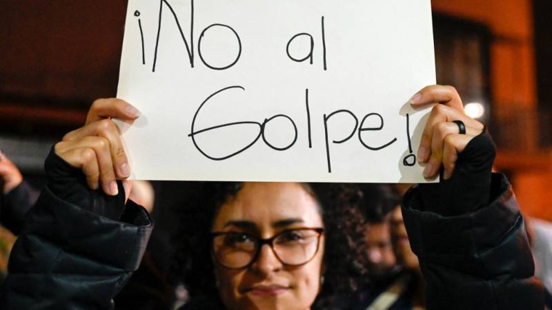 guatemalteca con rótulo no al golpe por elecciones guatemala