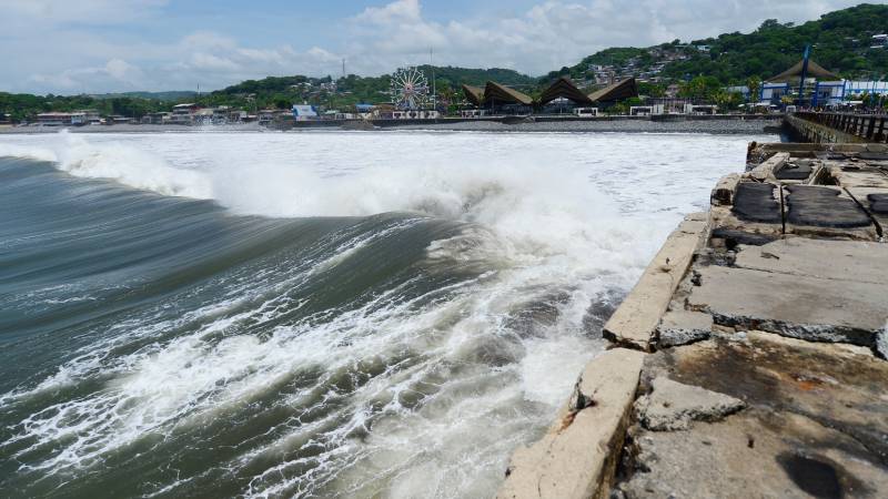 oleaje-la-libertad-muella-infraestructuras-negocios-familias-visitantes-piedras-madrugada-perdidas015