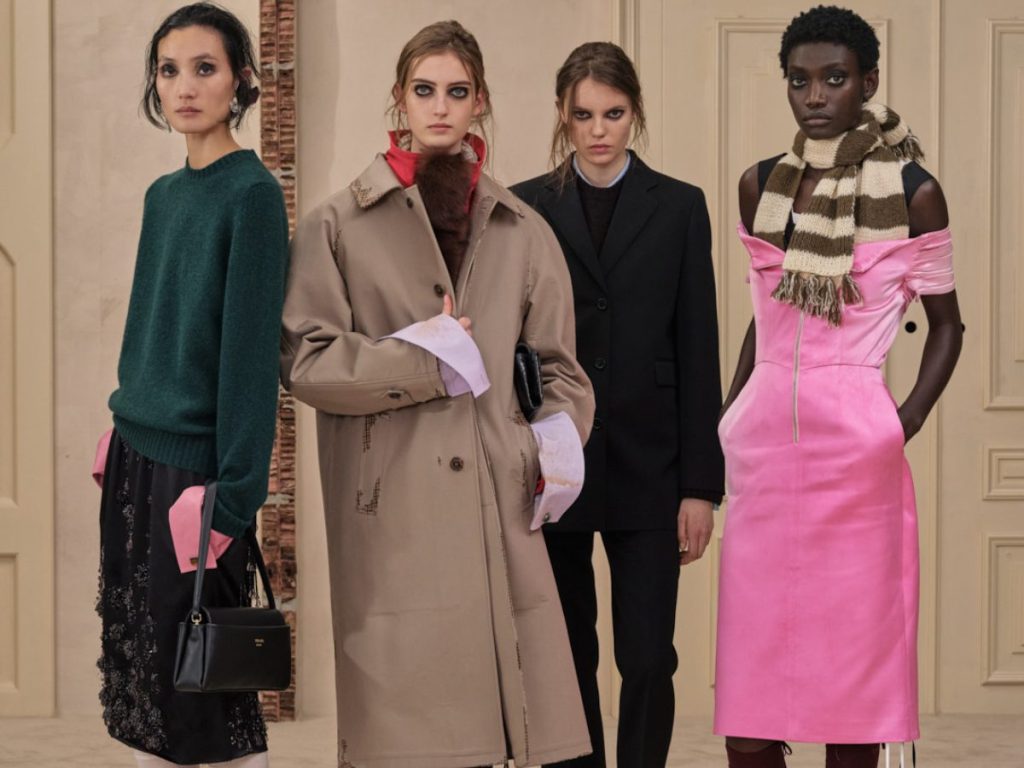 Modelos presentan Inside Prada Otoño/Invierno 2026-2027 en Milán, una propuesta de capas y minimalismo conceptual bajo Miuccia Prada y Raf Simons.